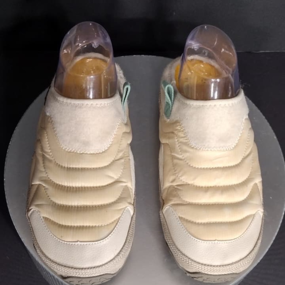 Te a Beige Quilted Slip-On Shoes size 6w pre owned Exellent condition